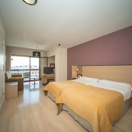 Oroel & Отель Хака